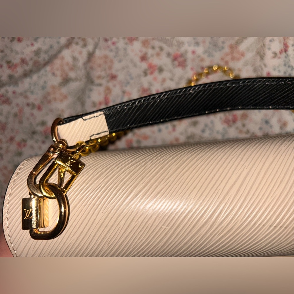 Elegant Cream Handbag - Picture 10 of 11